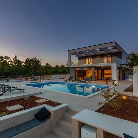 Luxury Quadra فيلة