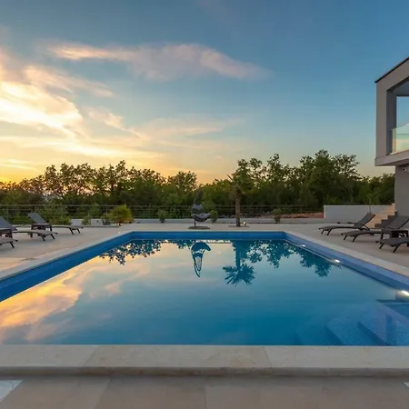 Luxury Quadra فيلة